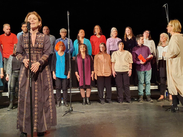 Helen Sjöholm and the choir Limitless Voices in concert.