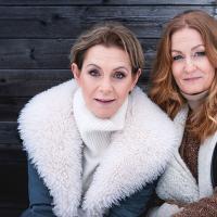 Helen och Anna Stadling, vinterklädda i halvfigur utomhus. Promotionfoto för Snö & marschaller 2022.