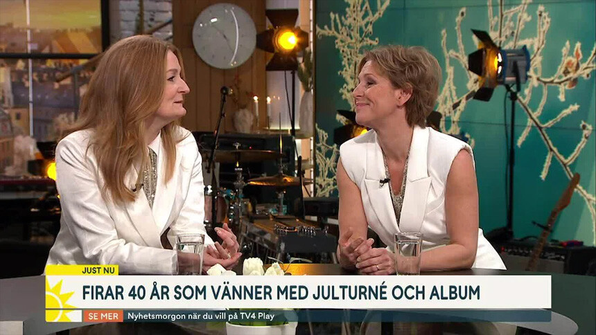 Anna Stadling och Helen Sjöholm, båda klädda i vitt, intervjuas i Nyhetsmorgon.