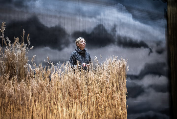Helen Sjöholm in the wheat field on Tonhallen's stage during her visit ahead of the premiere of Kristina from Duvemåla in 2025.