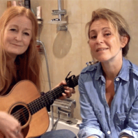 Anna Stadling och Helen sjunger för WaterAid i ett badrum.