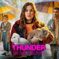 Huvudrollsinnehavarna i TV-serien Thunder in my heart utomhus i regnväder.