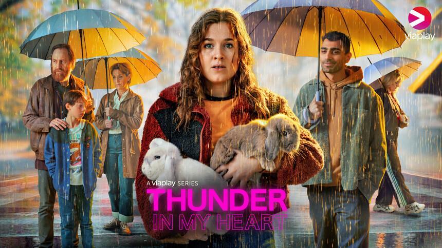 Huvudrollsinnehavarna i TV-serien Thunder in my heart utomhus i regnväder.