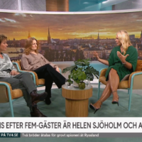 Helen och Anna sitter i TV4-studion för att intervjuas i programmet Efter fem.