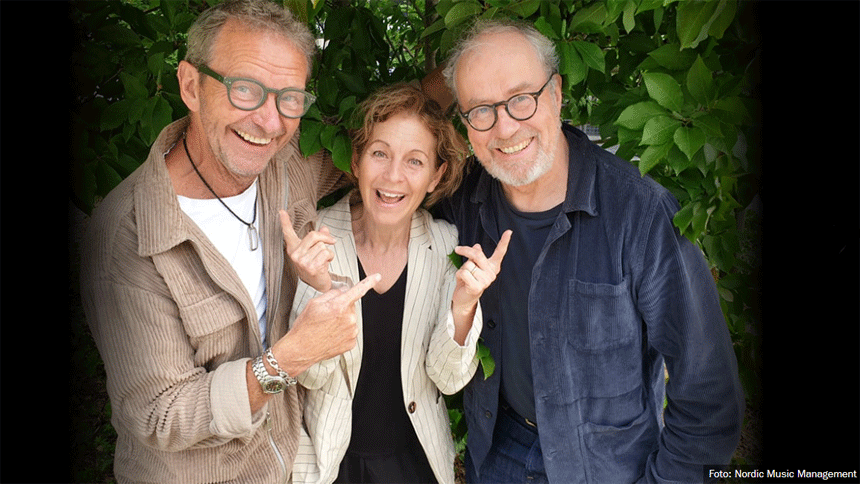 Bengan Janson, Helen Sjöholm, och Lennart Jähkel utomhus i grönska.