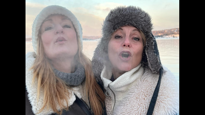 Anna Stadling and Helen Sjöholm dressed in winter outdoors.