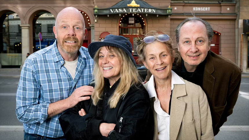 Jacke Sjödin, Sussie Eriksson, Helen Sjöholm och Andreas Nilsson utanför Vasateatern.