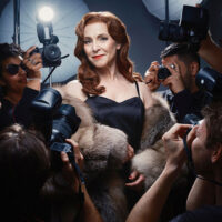Helen Sjöholm omgiven av fotografer. Pressbild inför musikalen Sunset Boulevard 2027.